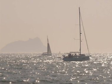 İstanbul Marmara Denizi 'nde Sonbaharın Sıcaklığı. Güneşin Işıltısı, Denizin Işıltısı ve Marmara Denizi Peri Masalı Dansı. Sonbahar. Sıcak hava. Güneşli ve sisli denizde gemiler ve gemiler..