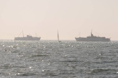 İstanbul Marmara Denizi 'nde Sonbaharın Sıcaklığı. Güneşin Işıltısı, Denizin Işıltısı ve Marmara Denizi Peri Masalı Dansı. Sonbahar. Sıcak hava. Güneşli ve sisli denizde gemiler ve gemiler..