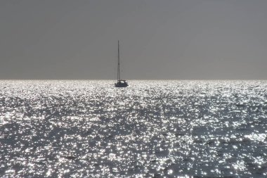 İstanbul Marmara Denizi 'nde Sonbaharın Sıcaklığı. Güneşin Işıltısı, Denizin Işıltısı ve Marmara Denizi Peri Masalı Dansı. Sonbahar. Sıcak hava. Güneşli ve sisli denizde gemiler ve gemiler..