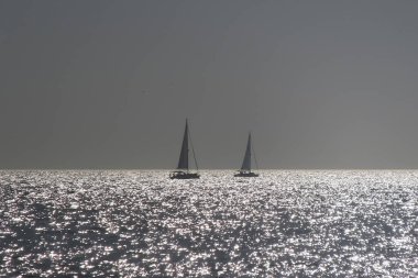 İstanbul Marmara Denizi 'nde Sonbaharın Sıcaklığı. Güneşin Işıltısı, Denizin Işıltısı ve Marmara Denizi Peri Masalı Dansı. Sonbahar. Sıcak hava. Güneşli ve sisli denizde gemiler ve gemiler..