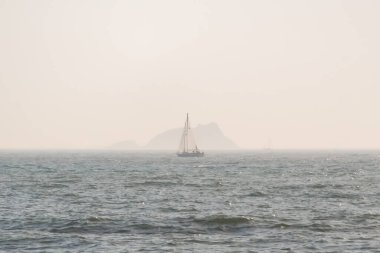 İstanbul Marmara Denizi 'nde Sonbaharın Sıcaklığı. Güneşin Işıltısı, Denizin Işıltısı ve Marmara Denizi Peri Masalı Dansı. Sonbahar. Sıcak hava. Güneşli ve sisli denizde gemiler ve gemiler..