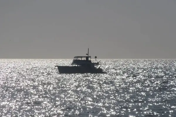 İstanbul Marmara Denizi 'nde Sonbaharın Sıcaklığı. Güneşin Işıltısı, Denizin Işıltısı ve Marmara Denizi Peri Masalı Dansı. Sonbahar. Sıcak hava. Güneşli ve sisli denizde gemiler ve gemiler..