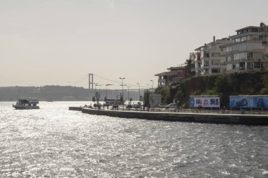 Boğaz, İstanbul, Türkiye. 27 Ekim 2023 Rüya Şehri İstanbul.Avrupa ve Asya kıtalarını birbirine bağlayan su yolu. Boğaz. Boğaz. Sonbahar. Şehir sınırındaki feribottan muhteşem Boğaz kıyı manzarası. Tarihsel, doğal ve turistik görüşleriyle.