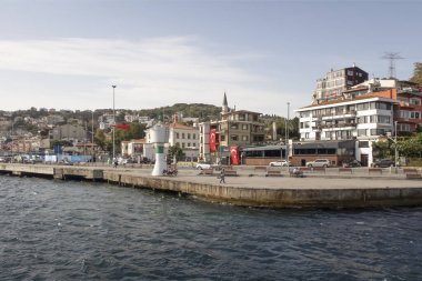 Boğaz, İstanbul, Türkiye. 27 Ekim 2023 Rüya Şehri İstanbul.Avrupa ve Asya kıtalarını birbirine bağlayan su yolu. Boğaz. Boğaz. Sonbahar. Şehir sınırındaki feribottan muhteşem Boğaz kıyı manzarası. Tarihsel, doğal ve turistik görüşleriyle.