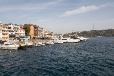 Boğaz, İstanbul, Türkiye. 27 Ekim 2023 Rüya Şehri İstanbul.Avrupa ve Asya kıtalarını birbirine bağlayan su yolu. Boğaz. Boğaz. Sonbahar. Şehir sınırındaki feribottan muhteşem Boğaz kıyı manzarası. Tarihsel, doğal ve turistik görüşleriyle.