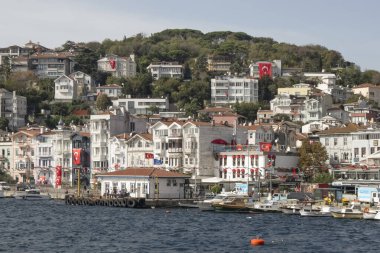 Boğaz, İstanbul, Türkiye. 27 Ekim 2023 Rüya Şehri İstanbul.Avrupa ve Asya kıtalarını birbirine bağlayan su yolu. Boğaz. Boğaz. Sonbahar. Şehir sınırındaki feribottan muhteşem Boğaz kıyı manzarası. Tarihsel, doğal ve turistik görüşleriyle.