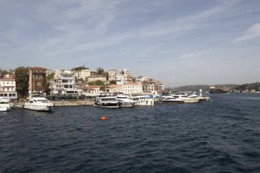 Boğaz, İstanbul, Türkiye. 27 Ekim 2023 Rüya Şehri İstanbul.Avrupa ve Asya kıtalarını birbirine bağlayan su yolu. Boğaz. Boğaz. Sonbahar. Şehir sınırındaki feribottan muhteşem Boğaz kıyı manzarası. Tarihsel, doğal ve turistik görüşleriyle.