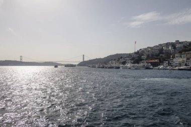 Boğaz, İstanbul, Türkiye. 27 Ekim 2023 Rüya Şehri İstanbul.Avrupa ve Asya kıtalarını birbirine bağlayan su yolu. Boğaz. Boğaz. Sonbahar. Şehir sınırındaki feribottan muhteşem Boğaz kıyı manzarası. Tarihsel, doğal ve turistik görüşleriyle.