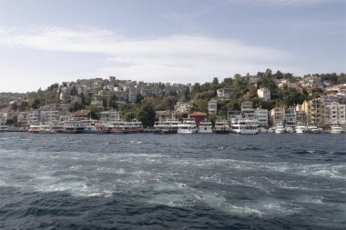 Boğaz, İstanbul, Türkiye. 27 Ekim 2023 Rüya Şehri İstanbul.Avrupa ve Asya kıtalarını birbirine bağlayan su yolu. Boğaz. Boğaz. Sonbahar. Şehir sınırındaki feribottan muhteşem Boğaz kıyı manzarası. Tarihsel, doğal ve turistik görüşleriyle.