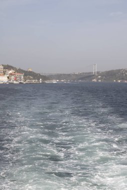 Boğaz, İstanbul, Türkiye. 27 Ekim 2023 Rüya Şehri İstanbul.Avrupa ve Asya kıtalarını birbirine bağlayan su yolu. Boğaz. Boğaz. Sonbahar. Şehir sınırındaki feribottan muhteşem Boğaz kıyı manzarası. Tarihsel, doğal ve turistik görüşleriyle.