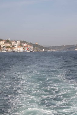 Boğaz, İstanbul, Türkiye. 27 Ekim 2023 Rüya Şehri İstanbul.Avrupa ve Asya kıtalarını birbirine bağlayan su yolu. Boğaz. Boğaz. Sonbahar. Şehir sınırındaki feribottan muhteşem Boğaz kıyı manzarası. Tarihsel, doğal ve turistik görüşleriyle.