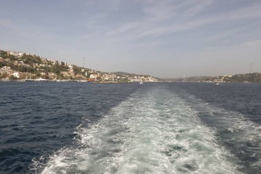 Boğaz, İstanbul, Türkiye. 27 Ekim 2023 Rüya Şehri İstanbul.Avrupa ve Asya kıtalarını birbirine bağlayan su yolu. Boğaz. Boğaz. Sonbahar. Şehir sınırındaki feribottan muhteşem Boğaz kıyı manzarası. Tarihsel, doğal ve turistik görüşleriyle.