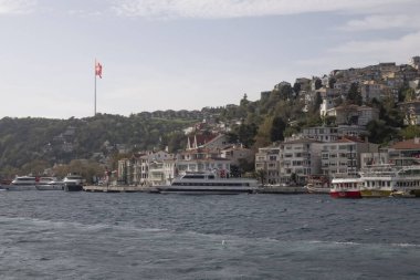 Boğaz, İstanbul, Türkiye. 27 Ekim 2023 Rüya Şehri İstanbul.Avrupa ve Asya kıtalarını birbirine bağlayan su yolu. Boğaz. Boğaz. Sonbahar. Şehir sınırındaki feribottan muhteşem Boğaz kıyı manzarası. Tarihsel, doğal ve turistik görüşleriyle.