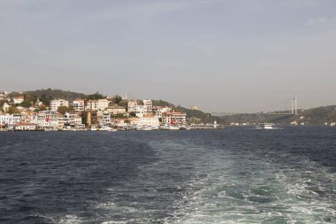 Boğaz, İstanbul, Türkiye. 27 Ekim 2023 Rüya Şehri İstanbul.Avrupa ve Asya kıtalarını birbirine bağlayan su yolu. Boğaz. Boğaz. Sonbahar. Şehir sınırındaki feribottan muhteşem Boğaz kıyı manzarası. Tarihsel, doğal ve turistik görüşleriyle.