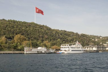 Boğaz, İstanbul, Türkiye. 27 Ekim 2023 Rüya Şehri İstanbul.Avrupa ve Asya kıtalarını birbirine bağlayan su yolu. Boğaz. Boğaz. Sonbahar. Şehir sınırındaki feribottan muhteşem Boğaz kıyı manzarası. Tarihsel, doğal ve turistik görüşleriyle.