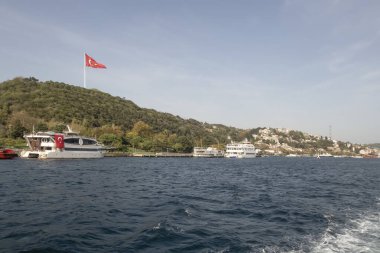 Boğaz, İstanbul, Türkiye. 27 Ekim 2023 Rüya Şehri İstanbul.Avrupa ve Asya kıtalarını birbirine bağlayan su yolu. Boğaz. Boğaz. Sonbahar. Şehir sınırındaki feribottan muhteşem Boğaz kıyı manzarası. Tarihsel, doğal ve turistik görüşleriyle.