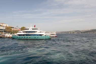 Boğaz, İstanbul, Türkiye. 27 Ekim 2023 Rüya Şehri İstanbul.Avrupa ve Asya kıtalarını birbirine bağlayan su yolu. Boğaz. Boğaz. Sonbahar. Şehir sınırındaki feribottan muhteşem Boğaz kıyı manzarası. Tarihsel, doğal ve turistik görüşleriyle.