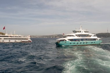 Boğaz, İstanbul, Türkiye. 27 Ekim 2023 Rüya Şehri İstanbul.Avrupa ve Asya kıtalarını birbirine bağlayan su yolu. Boğaz. Boğaz. Sonbahar. Şehir sınırındaki feribottan muhteşem Boğaz kıyı manzarası. Tarihsel, doğal ve turistik görüşleriyle.