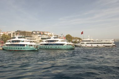 Boğaz, İstanbul, Türkiye. 27 Ekim 2023 Rüya Şehri İstanbul.Avrupa ve Asya kıtalarını birbirine bağlayan su yolu. Boğaz. Boğaz. Sonbahar. Şehir sınırındaki feribottan muhteşem Boğaz kıyı manzarası. Tarihsel, doğal ve turistik görüşleriyle.