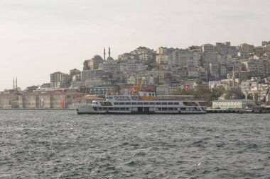 Boğaz, İstanbul, Türkiye. 27 Ekim 2023 Rüya Şehri İstanbul.Avrupa ve Asya kıtalarını birbirine bağlayan su yolu. Boğaz. Boğaz. Sonbahar. Şehir sınırındaki feribottan muhteşem Boğaz kıyı manzarası. Tarihsel, doğal ve turistik görüşleriyle.
