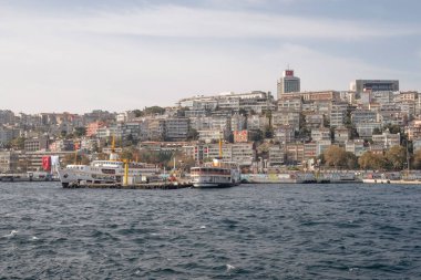 Boğaz, İstanbul, Türkiye. 27 Ekim 2023 Rüya Şehri İstanbul.Avrupa ve Asya kıtalarını birbirine bağlayan su yolu. Boğaz. Boğaz. Sonbahar. Şehir sınırındaki feribottan muhteşem Boğaz kıyı manzarası. Tarihsel, doğal ve turistik görüşleriyle.