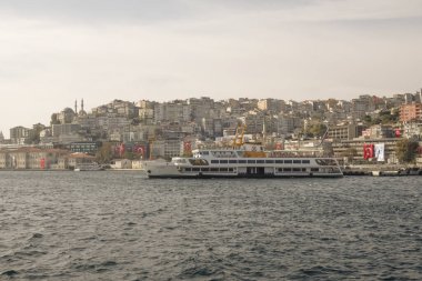 Boğaz, İstanbul, Türkiye. 27 Ekim 2023 Rüya Şehri İstanbul.Avrupa ve Asya kıtalarını birbirine bağlayan su yolu. Boğaz. Boğaz. Sonbahar. Şehir sınırındaki feribottan muhteşem Boğaz kıyı manzarası. Tarihsel, doğal ve turistik görüşleriyle.