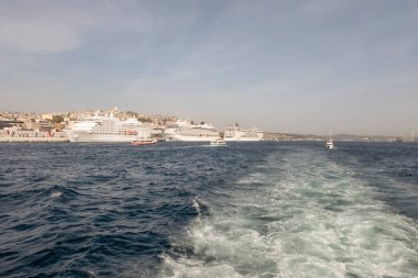 Boğaz, İstanbul, Türkiye. 27 Ekim 2023 Rüya Şehri İstanbul.Avrupa ve Asya kıtalarını birbirine bağlayan su yolu. Boğaz. Boğaz. Sonbahar. Şehir sınırındaki feribottan muhteşem Boğaz kıyı manzarası. Tarihsel, doğal ve turistik görüşleriyle.