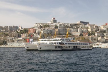 Boğaz, İstanbul, Türkiye. 27 Ekim 2023 Rüya Şehri İstanbul.Avrupa ve Asya kıtalarını birbirine bağlayan su yolu. Boğaz. Boğaz. Sonbahar. Şehir sınırındaki feribottan muhteşem Boğaz kıyı manzarası. Tarihsel, doğal ve turistik görüşleriyle.