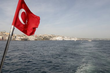 Boğaz, İstanbul, Türkiye. 27 Ekim 2023 Rüya Şehri İstanbul.Avrupa ve Asya kıtalarını birbirine bağlayan su yolu. Boğaz. Boğaz. Sonbahar. Şehir sınırındaki feribottan muhteşem Boğaz kıyı manzarası. Tarihsel, doğal ve turistik görüşleriyle.