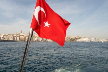 Boğaz, İstanbul, Türkiye. 27 Ekim 2023 Rüya Şehri İstanbul.Avrupa ve Asya kıtalarını birbirine bağlayan su yolu. Boğaz. Boğaz. Sonbahar. Şehir sınırındaki feribottan muhteşem Boğaz kıyı manzarası. Tarihsel, doğal ve turistik görüşleriyle.