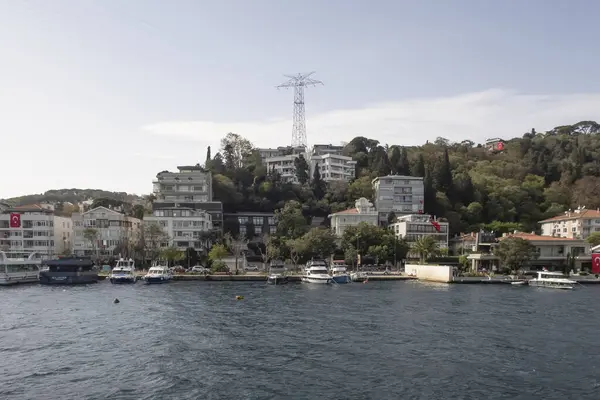 Boğaz, İstanbul, Türkiye. 27 Ekim 2023 Rüya Şehri İstanbul.Avrupa ve Asya kıtalarını birbirine bağlayan su yolu. Boğaz. Boğaz. Sonbahar. Şehir sınırındaki feribottan muhteşem Boğaz kıyı manzarası. Tarihsel, doğal ve turistik görüşleriyle.