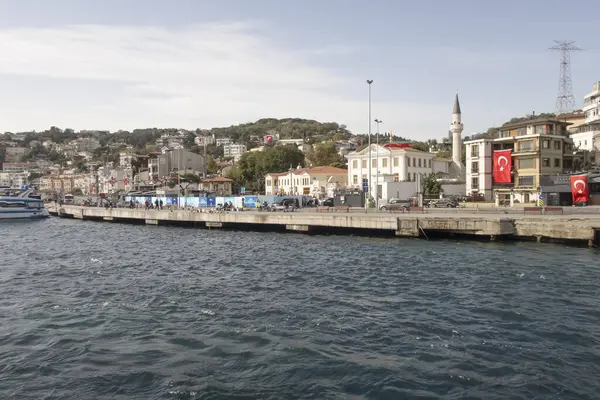 Boğaz, İstanbul, Türkiye. 27 Ekim 2023 Rüya Şehri İstanbul.Avrupa ve Asya kıtalarını birbirine bağlayan su yolu. Boğaz. Boğaz. Sonbahar. Şehir sınırındaki feribottan muhteşem Boğaz kıyı manzarası. Tarihsel, doğal ve turistik görüşleriyle.