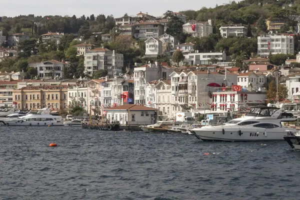 Boğaz, İstanbul, Türkiye. 27 Ekim 2023 Rüya Şehri İstanbul.Avrupa ve Asya kıtalarını birbirine bağlayan su yolu. Boğaz. Boğaz. Sonbahar. Şehir sınırındaki feribottan muhteşem Boğaz kıyı manzarası. Tarihsel, doğal ve turistik görüşleriyle.