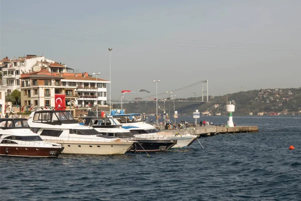 Boğaz, İstanbul, Türkiye. 27 Ekim 2023 Rüya Şehri İstanbul.Avrupa ve Asya kıtalarını birbirine bağlayan su yolu. Boğaz. Boğaz. Sonbahar. Şehir sınırındaki feribottan muhteşem Boğaz kıyı manzarası. Tarihsel, doğal ve turistik görüşleriyle.