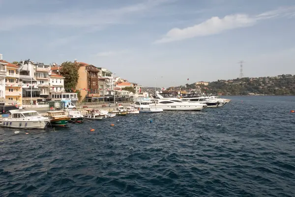 Boğaz, İstanbul, Türkiye. 27 Ekim 2023 Rüya Şehri İstanbul.Avrupa ve Asya kıtalarını birbirine bağlayan su yolu. Boğaz. Boğaz. Sonbahar. Şehir sınırındaki feribottan muhteşem Boğaz kıyı manzarası. Tarihsel, doğal ve turistik görüşleriyle.