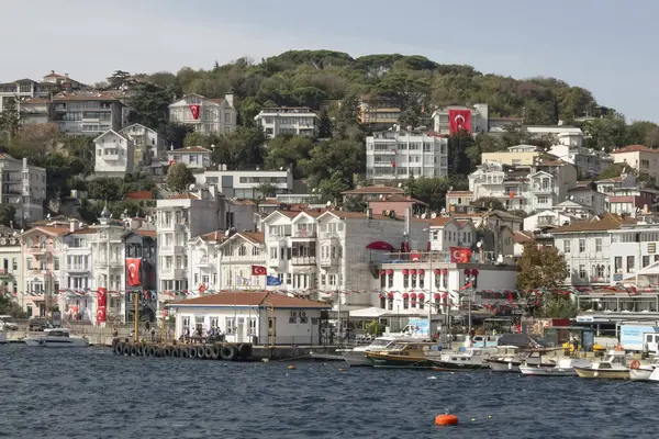 Boğaz, İstanbul, Türkiye. 27 Ekim 2023 Rüya Şehri İstanbul.Avrupa ve Asya kıtalarını birbirine bağlayan su yolu. Boğaz. Boğaz. Sonbahar. Şehir sınırındaki feribottan muhteşem Boğaz kıyı manzarası. Tarihsel, doğal ve turistik görüşleriyle.