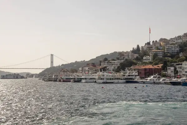 Boğaz, İstanbul, Türkiye. 27 Ekim 2023 Rüya Şehri İstanbul.Avrupa ve Asya kıtalarını birbirine bağlayan su yolu. Boğaz. Boğaz. Sonbahar. Şehir sınırındaki feribottan muhteşem Boğaz kıyı manzarası. Tarihsel, doğal ve turistik görüşleriyle.