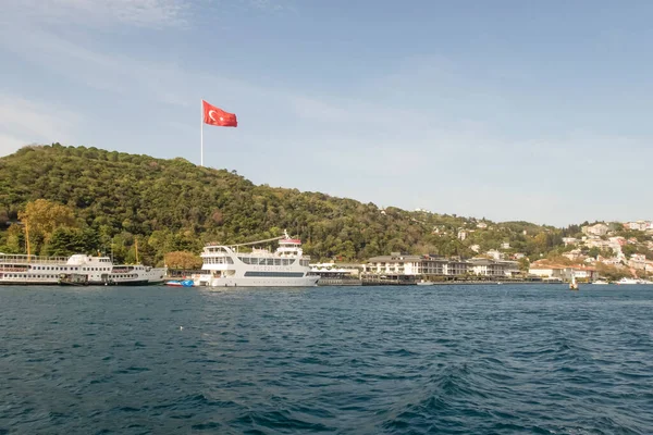 Boğaz, İstanbul, Türkiye. 27 Ekim 2023 Rüya Şehri İstanbul.Avrupa ve Asya kıtalarını birbirine bağlayan su yolu. Boğaz. Boğaz. Sonbahar. Şehir sınırındaki feribottan muhteşem Boğaz kıyı manzarası. Tarihsel, doğal ve turistik görüşleriyle.