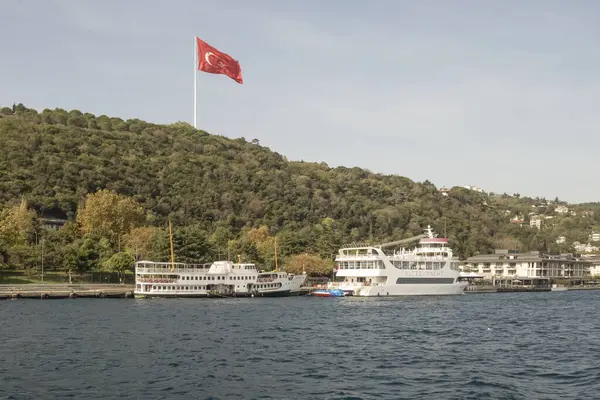 Boğaz, İstanbul, Türkiye. 27 Ekim 2023 Rüya Şehri İstanbul.Avrupa ve Asya kıtalarını birbirine bağlayan su yolu. Boğaz. Boğaz. Sonbahar. Şehir sınırındaki feribottan muhteşem Boğaz kıyı manzarası. Tarihsel, doğal ve turistik görüşleriyle.