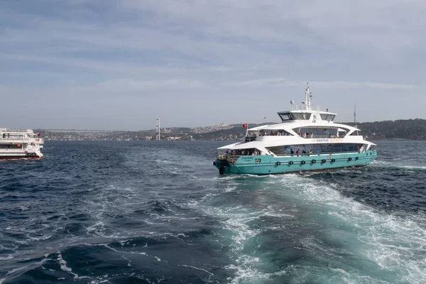 Boğaz, İstanbul, Türkiye. 27 Ekim 2023 Rüya Şehri İstanbul.Avrupa ve Asya kıtalarını birbirine bağlayan su yolu. Boğaz. Boğaz. Sonbahar. Şehir sınırındaki feribottan muhteşem Boğaz kıyı manzarası. Tarihsel, doğal ve turistik görüşleriyle.