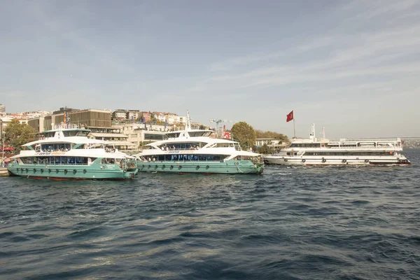 Boğaz, İstanbul, Türkiye. 27 Ekim 2023 Rüya Şehri İstanbul.Avrupa ve Asya kıtalarını birbirine bağlayan su yolu. Boğaz. Boğaz. Sonbahar. Şehir sınırındaki feribottan muhteşem Boğaz kıyı manzarası. Tarihsel, doğal ve turistik görüşleriyle.