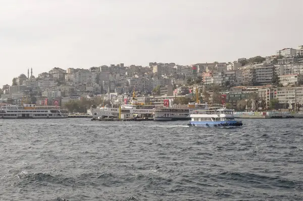 Boğaz, İstanbul, Türkiye. 27 Ekim 2023 Rüya Şehri İstanbul.Avrupa ve Asya kıtalarını birbirine bağlayan su yolu. Boğaz. Boğaz. Sonbahar. Şehir sınırındaki feribottan muhteşem Boğaz kıyı manzarası. Tarihsel, doğal ve turistik görüşleriyle.