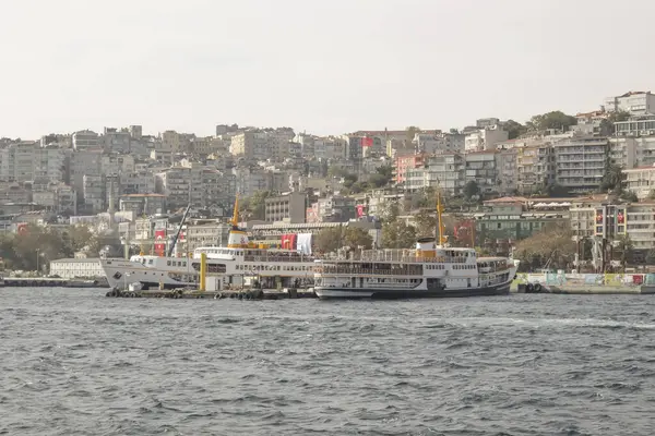 Boğaz, İstanbul, Türkiye. 27 Ekim 2023 Rüya Şehri İstanbul.Avrupa ve Asya kıtalarını birbirine bağlayan su yolu. Boğaz. Boğaz. Sonbahar. Şehir sınırındaki feribottan muhteşem Boğaz kıyı manzarası. Tarihsel, doğal ve turistik görüşleriyle.