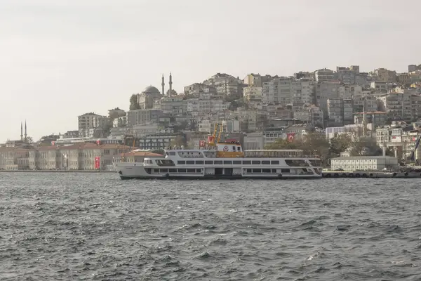 Boğaz, İstanbul, Türkiye. 27 Ekim 2023 Rüya Şehri İstanbul.Avrupa ve Asya kıtalarını birbirine bağlayan su yolu. Boğaz. Boğaz. Sonbahar. Şehir sınırındaki feribottan muhteşem Boğaz kıyı manzarası. Tarihsel, doğal ve turistik görüşleriyle.