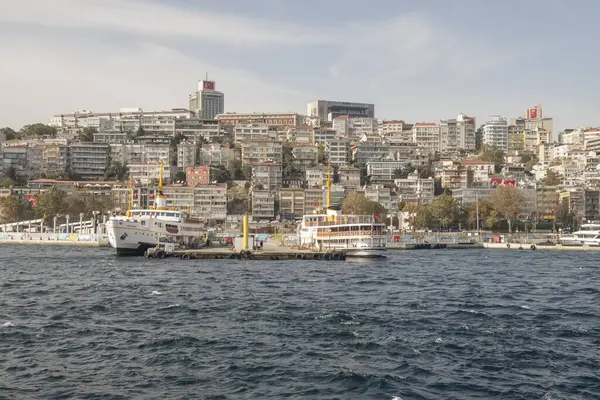 Boğaz, İstanbul, Türkiye. 27 Ekim 2023 Rüya Şehri İstanbul.Avrupa ve Asya kıtalarını birbirine bağlayan su yolu. Boğaz. Boğaz. Sonbahar. Şehir sınırındaki feribottan muhteşem Boğaz kıyı manzarası. Tarihsel, doğal ve turistik görüşleriyle.