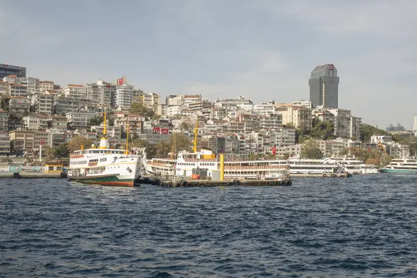 Boğaz, İstanbul, Türkiye. 27 Ekim 2023 Rüya Şehri İstanbul.Avrupa ve Asya kıtalarını birbirine bağlayan su yolu. Boğaz. Boğaz. Sonbahar. Şehir sınırındaki feribottan muhteşem Boğaz kıyı manzarası. Tarihsel, doğal ve turistik görüşleriyle.