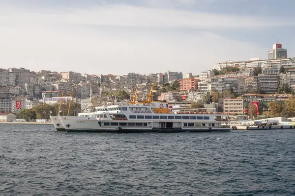 Boğaz, İstanbul, Türkiye. 27 Ekim 2023 Rüya Şehri İstanbul.Avrupa ve Asya kıtalarını birbirine bağlayan su yolu. Boğaz. Boğaz. Sonbahar. Şehir sınırındaki feribottan muhteşem Boğaz kıyı manzarası. Tarihsel, doğal ve turistik görüşleriyle.