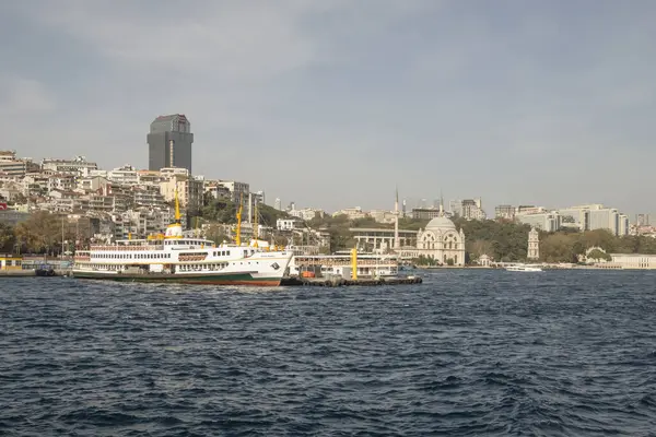 Boğaz, İstanbul, Türkiye. 27 Ekim 2023 Rüya Şehri İstanbul.Avrupa ve Asya kıtalarını birbirine bağlayan su yolu. Boğaz. Boğaz. Sonbahar. Şehir sınırındaki feribottan muhteşem Boğaz kıyı manzarası. Tarihsel, doğal ve turistik görüşleriyle.