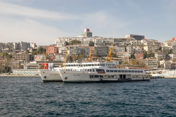 Boğaz, İstanbul, Türkiye. 27 Ekim 2023 Rüya Şehri İstanbul.Avrupa ve Asya kıtalarını birbirine bağlayan su yolu. Boğaz. Boğaz. Sonbahar. Şehir sınırındaki feribottan muhteşem Boğaz kıyı manzarası. Tarihsel, doğal ve turistik görüşleriyle.