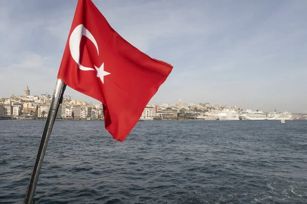 Boğaz, İstanbul, Türkiye. 27 Ekim 2023 Rüya Şehri İstanbul.Avrupa ve Asya kıtalarını birbirine bağlayan su yolu. Boğaz. Boğaz. Sonbahar. Şehir sınırındaki feribottan muhteşem Boğaz kıyı manzarası. Tarihsel, doğal ve turistik görüşleriyle.